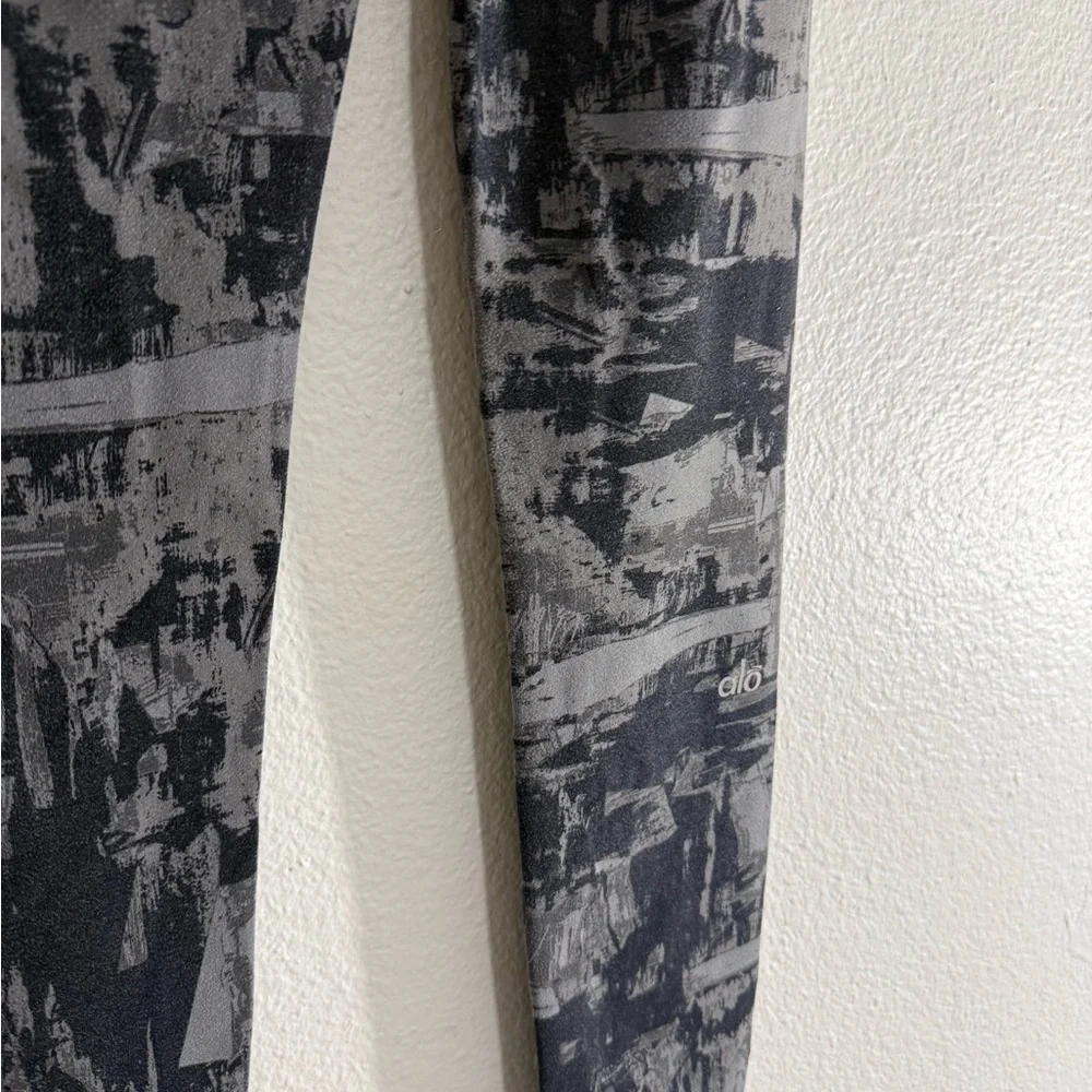 ALO Yoga Abstract Black and Gray Jeggings